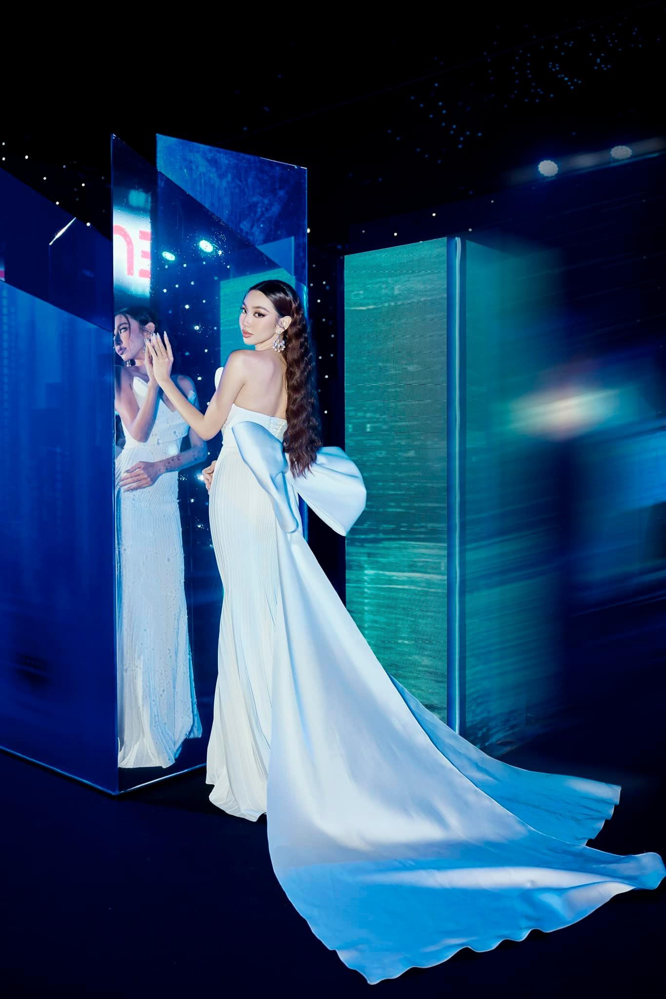 Đây cũng là lần hiếm hoi Thùy Tiên mặc đầm đuôi cá cầu kỳ lộng lẫy kể từ sau khi đăng quang. Đây cũng là lần hiếm hoi Thùy Tiên mặc đầm đuôi cá cầu kỳ lộng lẫy kể từ sau khi đăng quang.