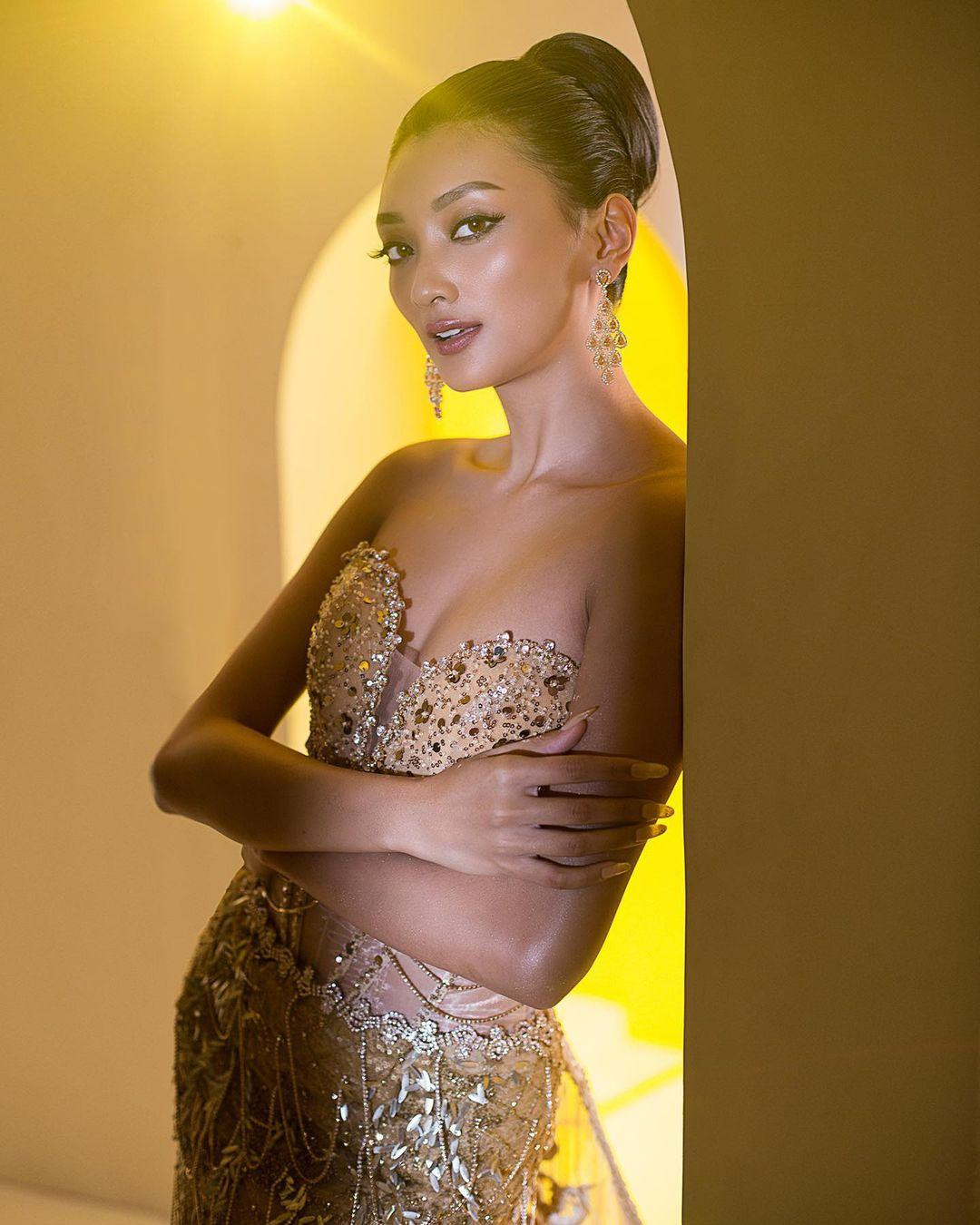 Đứng thứ 7 là người đẹp Indonesia - Adinda Cresheilla. Cô cũng lọt top 3 khu vực châu Á trong phần thi Siêu mẫu cùng với Kim Duyên và người đẹp Ấn Độ.