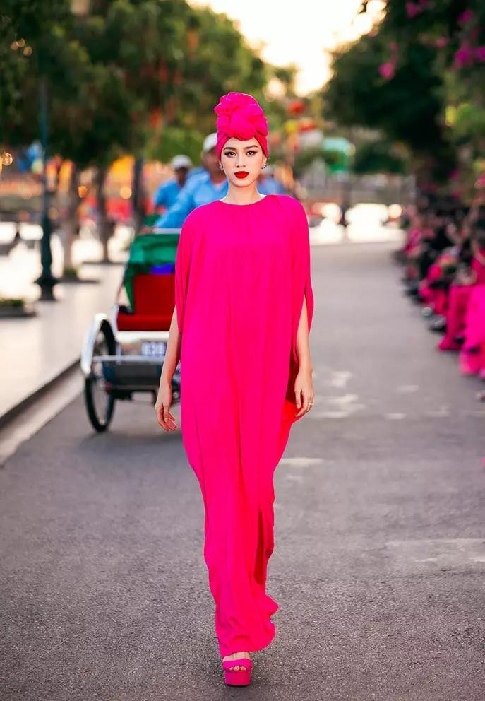Mới đây, Hoa hậu Đỗ Thị Hà xuất hiện với vai trò vedette tại show diễn thời trang tổ chức ở phố cổ Hội An. Cô diện bộ váy xuông màu hồng rực rỡ, kết hợp cùng khăn đội đầu độc đáo, hóa thân thành một nàng tiểu thư dạo chơi trên phố cổ.