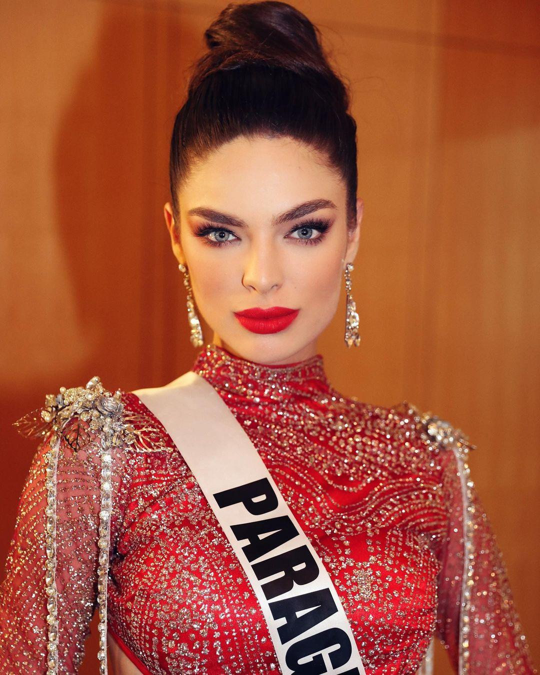 Nadia Ferreira đại diện cho Paraguay tham dự Miss Universe 2021 và xuất sắc giành được ngôi vị Á hậu 1. Người đẹp sinh năm 1999 và là một trong những chân dài đình đám ở quê nhà.