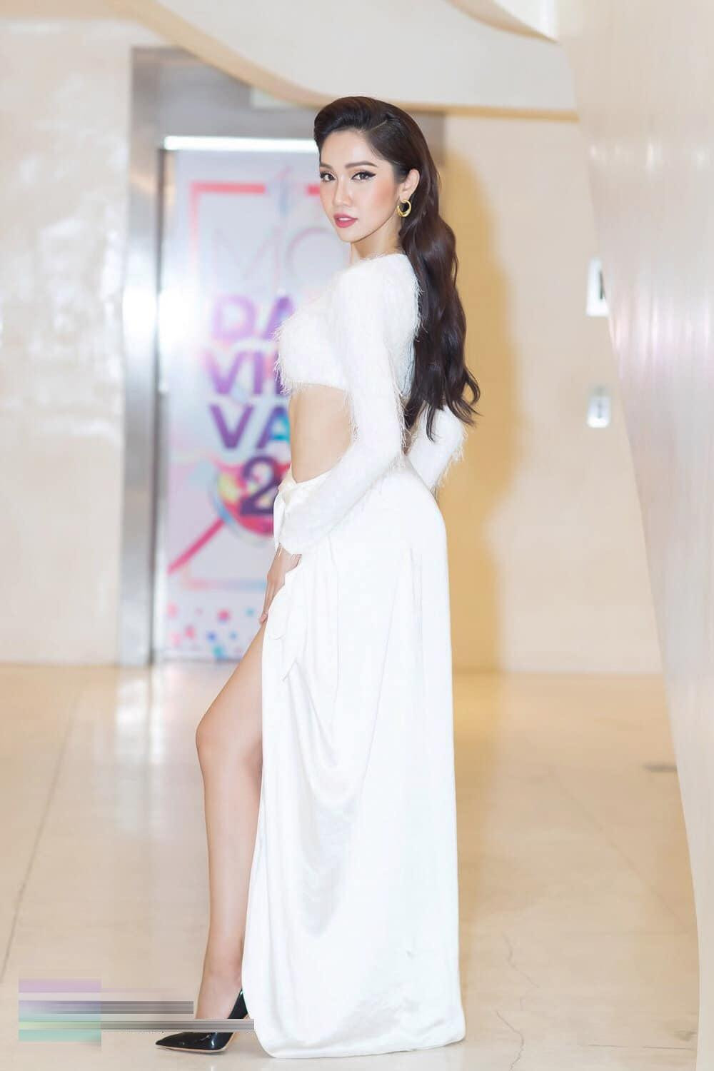 Thiết kế với phần trên là áo crop-top lông vũ kết hợp cùng chân váy mang lại vẻ kiêu sa và quyến rũ cho Đỗ Nhật Hà.