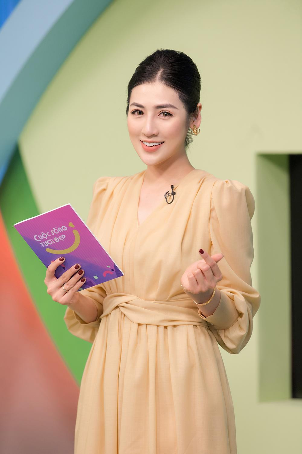 Tú Anh đang có cuộc sống gia đình viên mãn. Tú Anh đang có cuộc sống gia đình viên mãn.