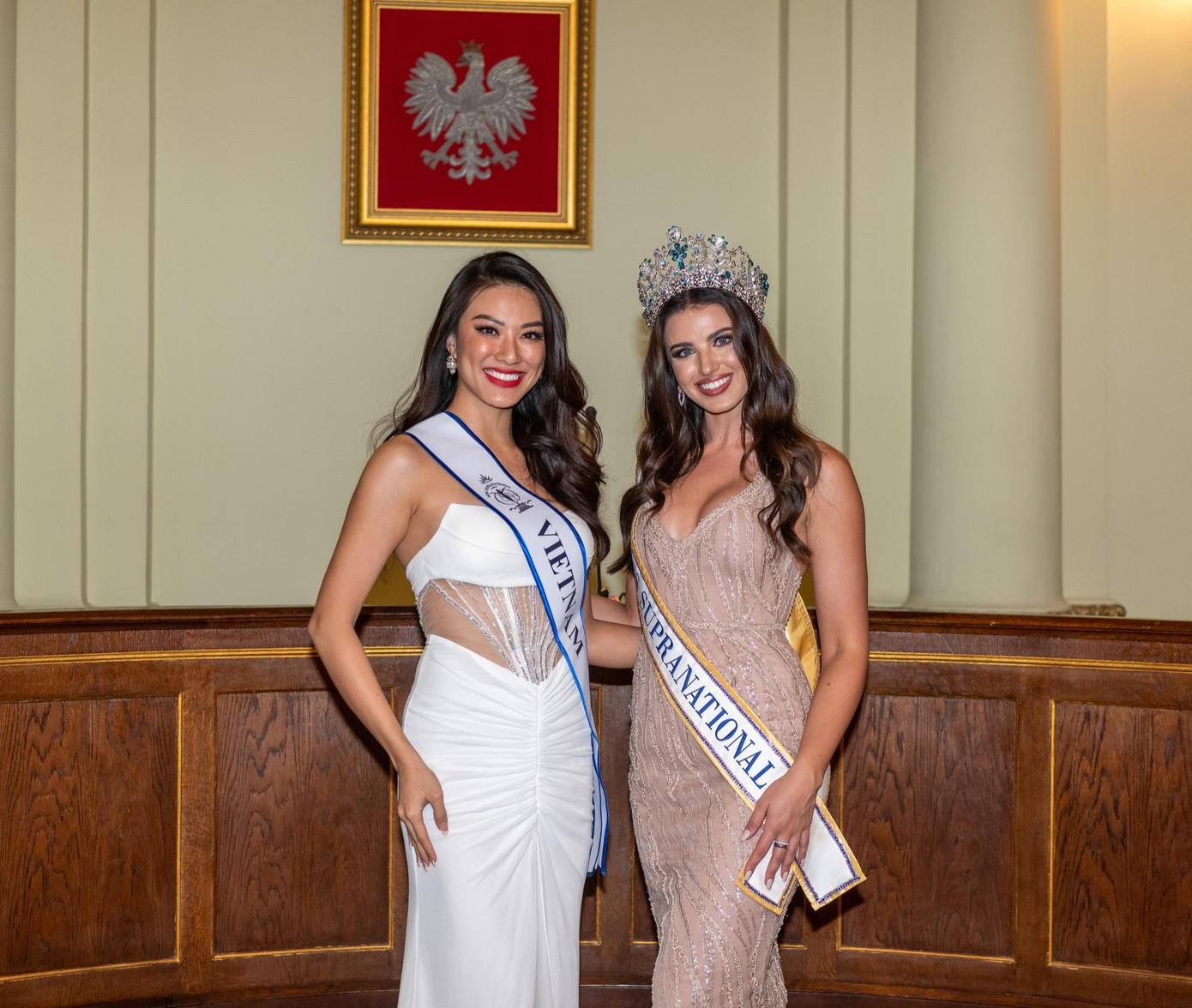 Á hậu Kim Duyên trong buổi lễ nhận sash.