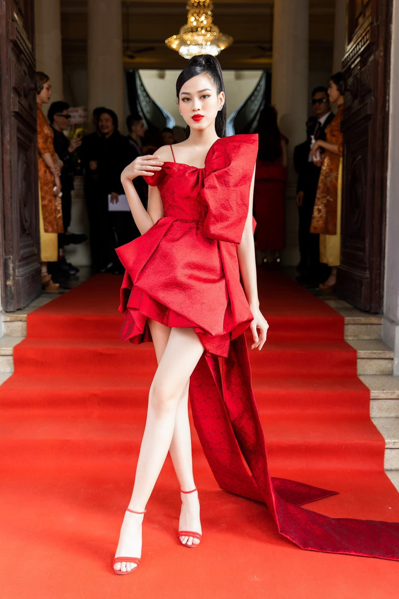 Màu son đỏ được sử dụng đúng lúc đã giúp tôn lên làn da trắng ngần không tì vết và nét đẹp kiêu sa của người đẹp xứ Thanh.