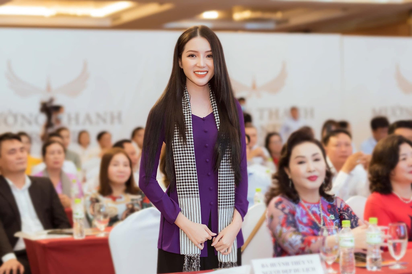 Hoa khôi Cần Thơ Thuý Vi nền nã với áo bà ba màu tím. Hoa khôi Cần Thơ Thuý Vi nền nã với áo bà ba màu tím.