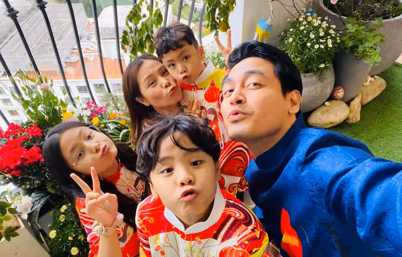MC Phan Anh cùng bà xã và các con.
