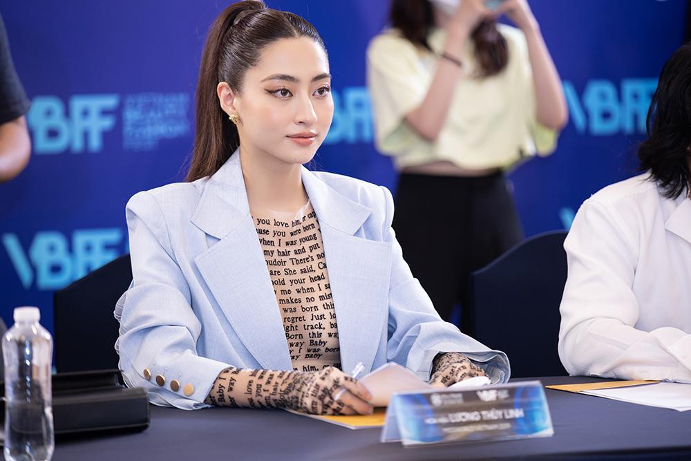 Người đẹp phối với áo blazer màu xanh pastel vừa thanh lịch mà vẫn cá tính.