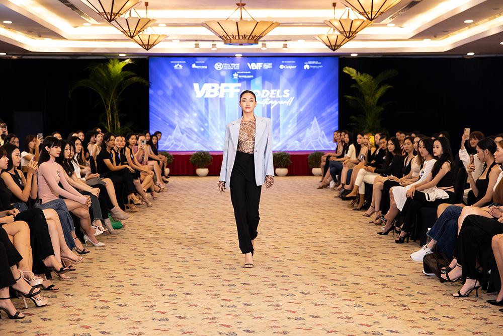 Lương Thùy Linh thị phạm catwalk cho dàn thí sinh.