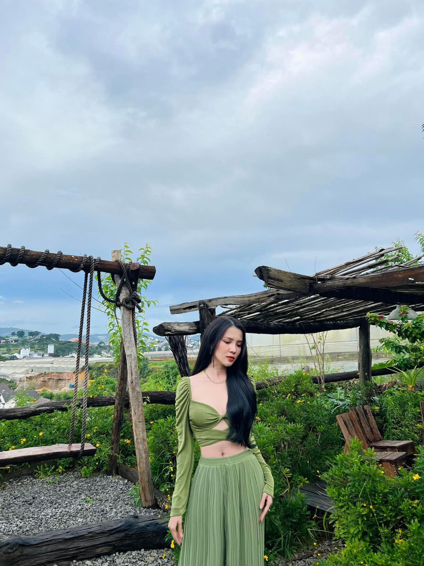 Hoa khôi Thuý Vi mặc váy cut-out khoe thân hình quyến rũ.