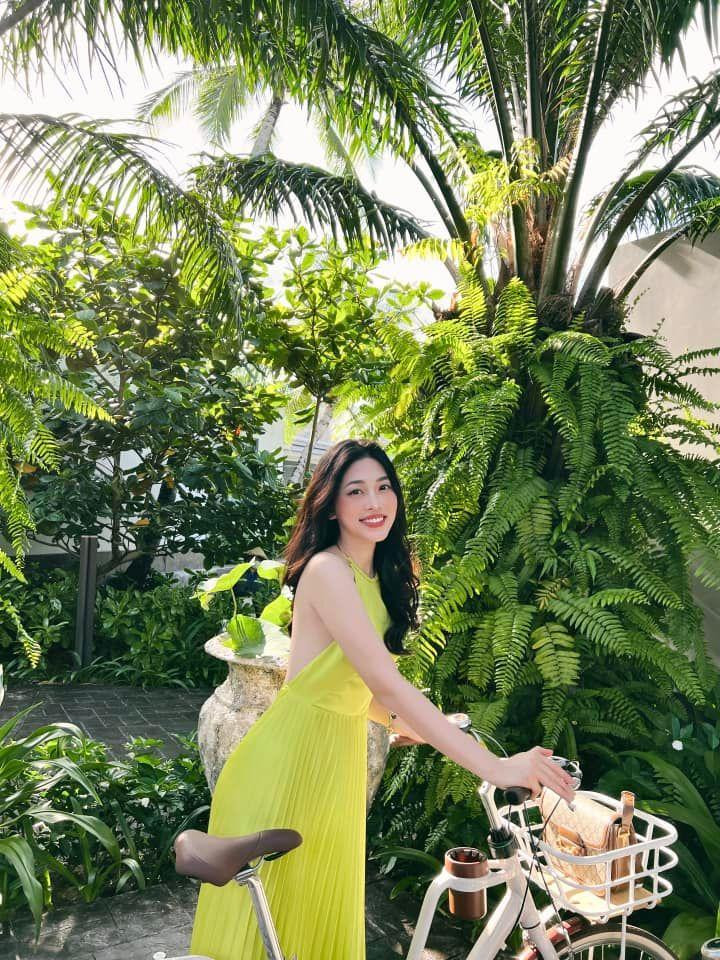 Á hậu Phương Nga diện bộ váy xếp ly kiểu cổ yếm tông màu vàng rực rỡ trong chuyến du lịch gần đây.