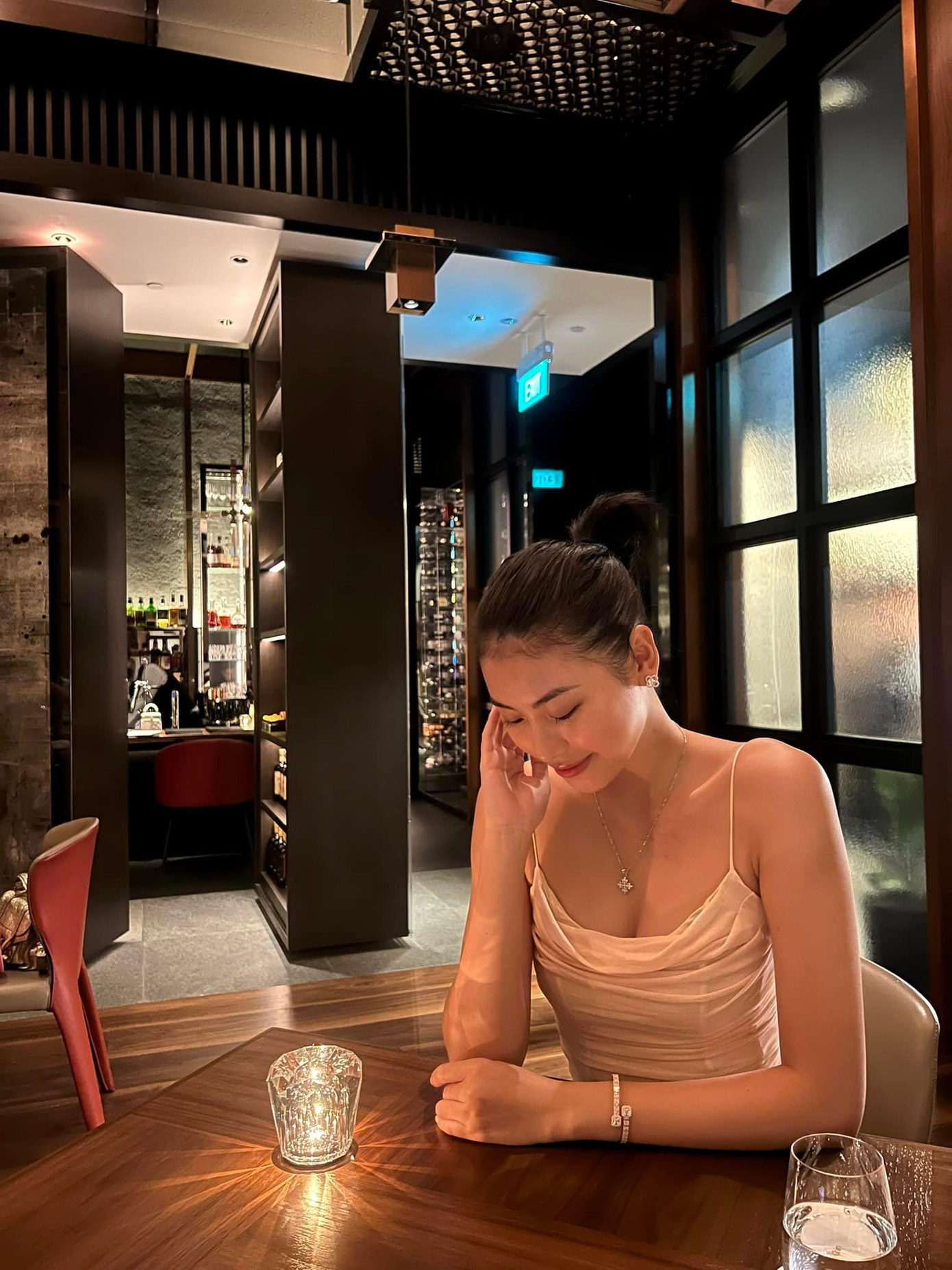 Người đẹp biển Đào Thị Hà diện váy cúp ngực nóng bỏng.