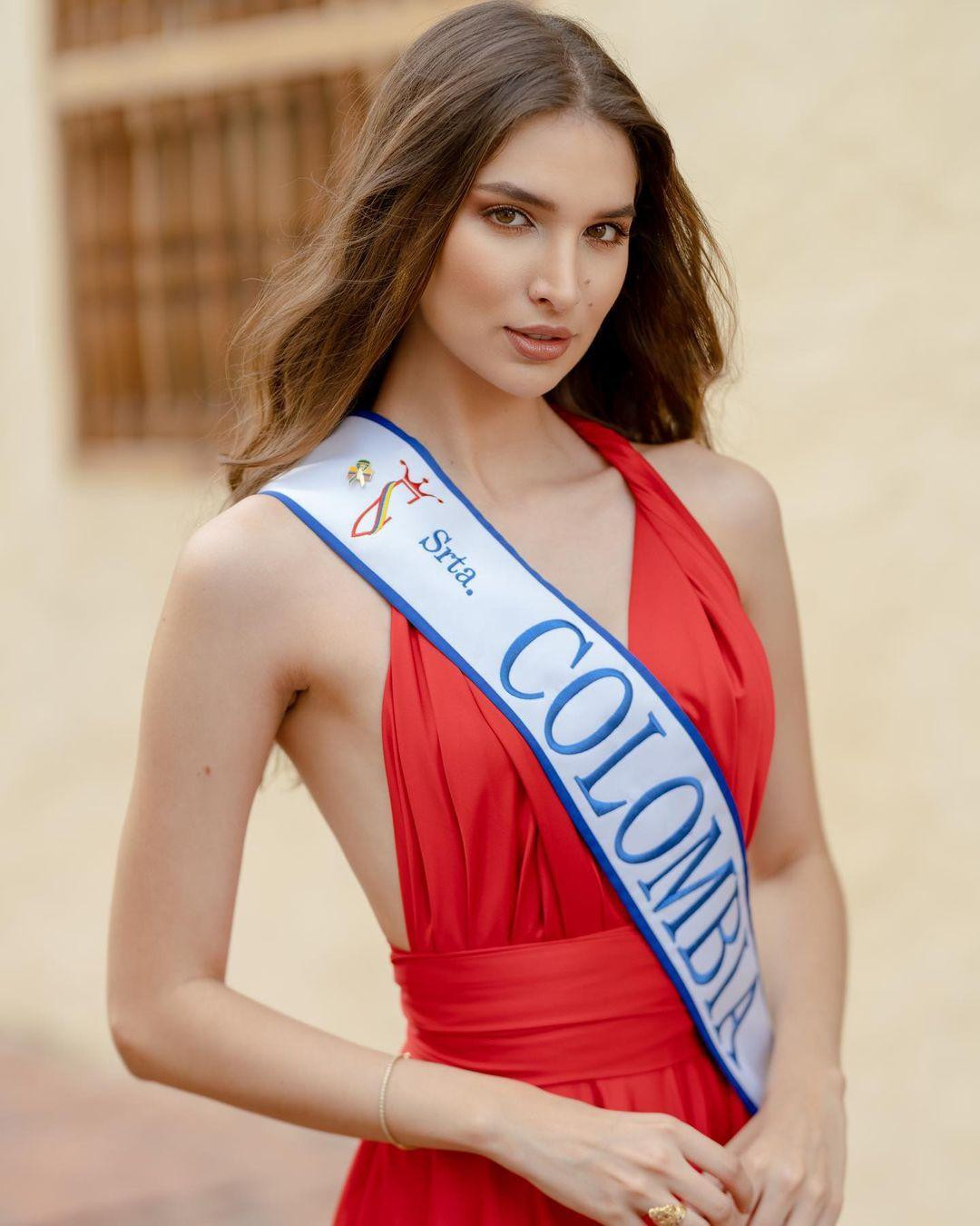 Valentina Espinosa (Colombia) được trao danh hiệu Supra Model Americas (Châu Mỹ).