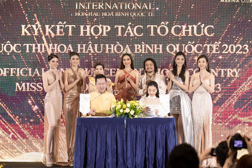 Nghi lễ ký kết hợp tác tổ chức giữa Chủ tịch Miss Grand International – ông Nawat Itsaragrisil và Giám đốc quốc gia cuộc thi tại Việt Nam – bà Phạm Kim Dung.
