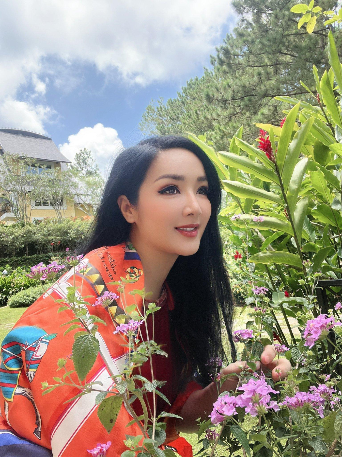 Hoa hậu Giáng My khoe nhan sắc xinh đẹp, rạng rỡ với áo hoạ tiết màu nổi.