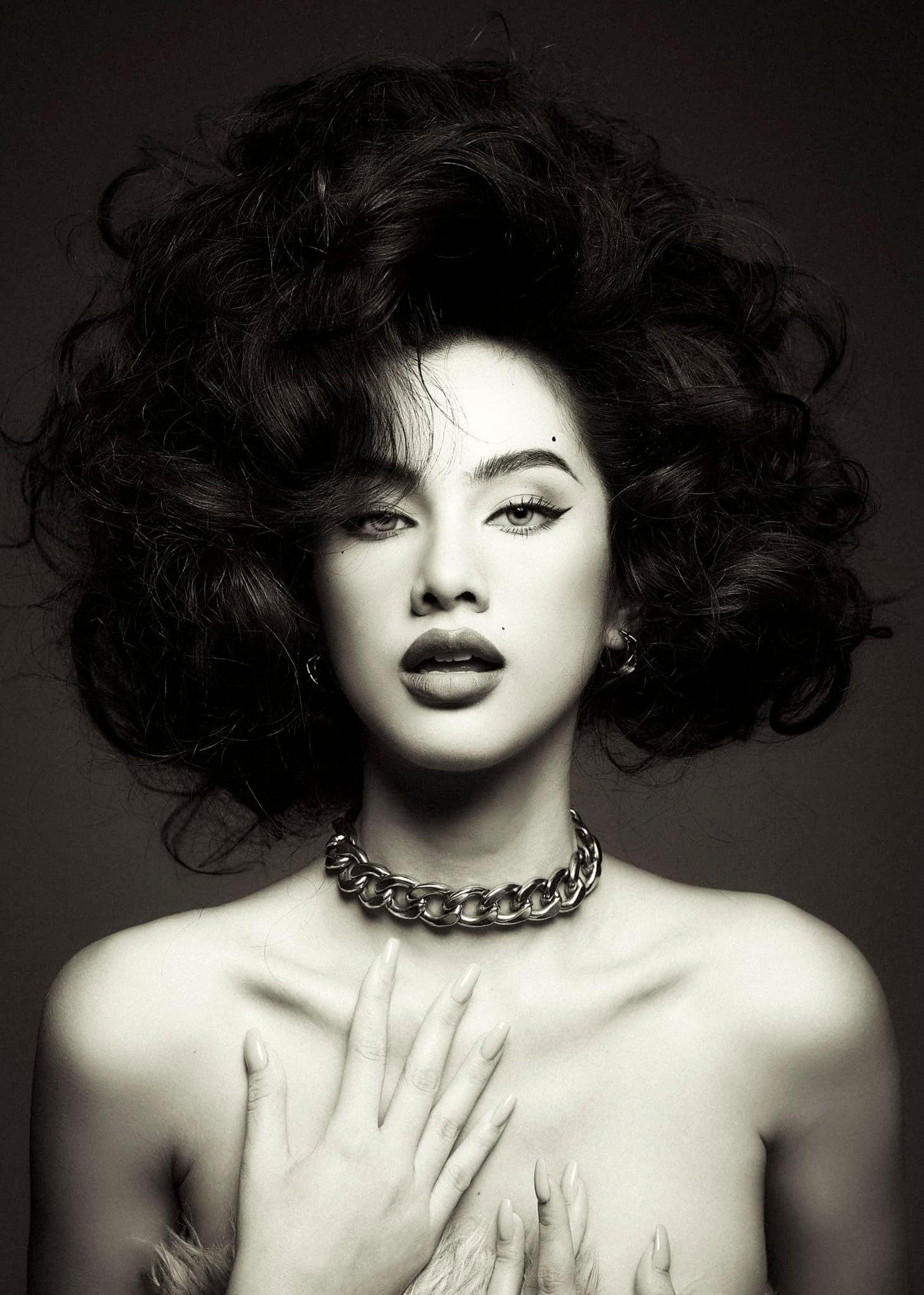 Người đẹp Cẩm Đan khoe vai trần nuột nà, gợi cảm khi hoá thành quý cô cổ điển.