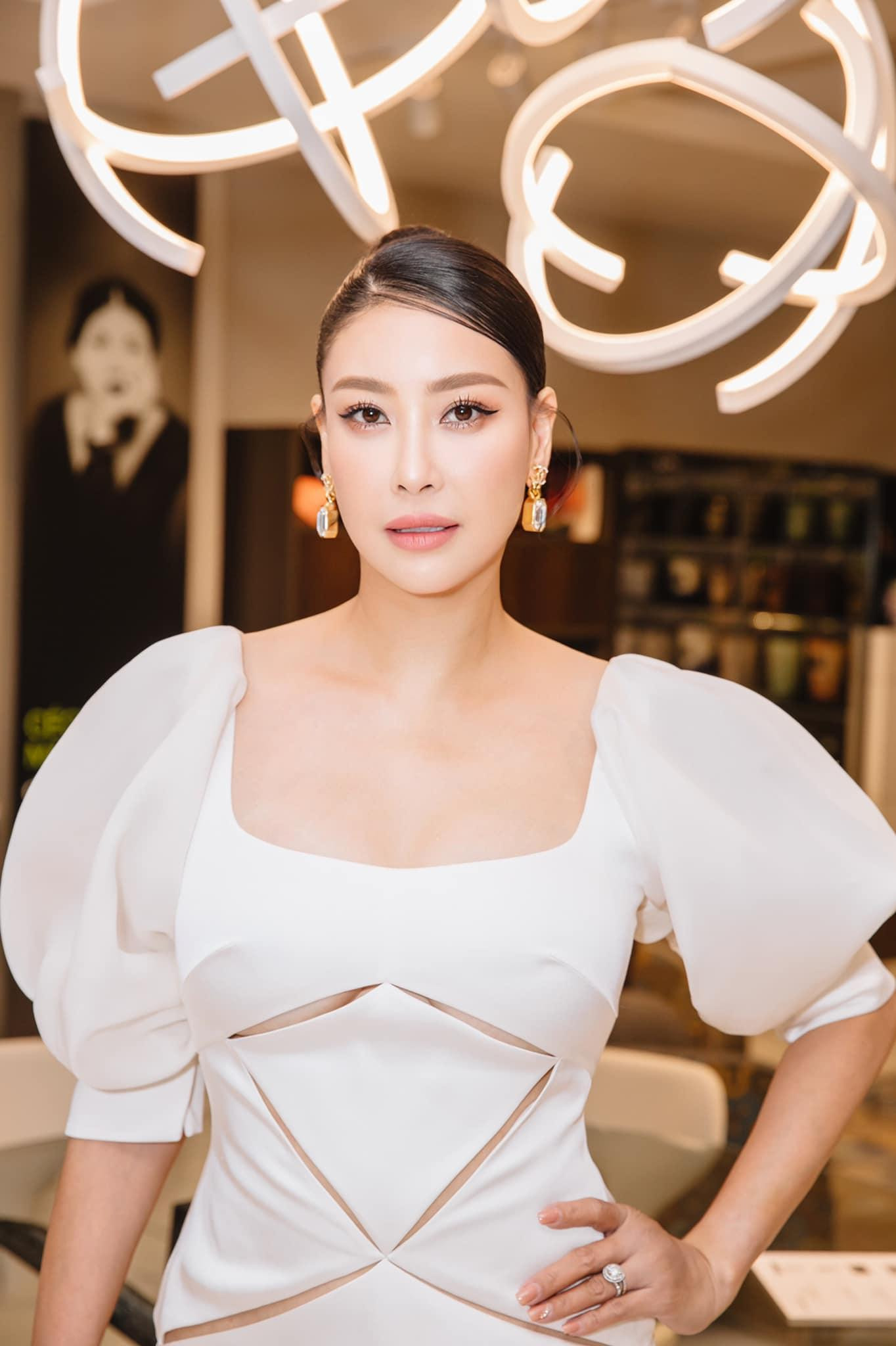 Hoa hậu Hà Kiều Anh khoe dáng ngọc ngà và quyến rũ với bộ váy trắng cut-out.