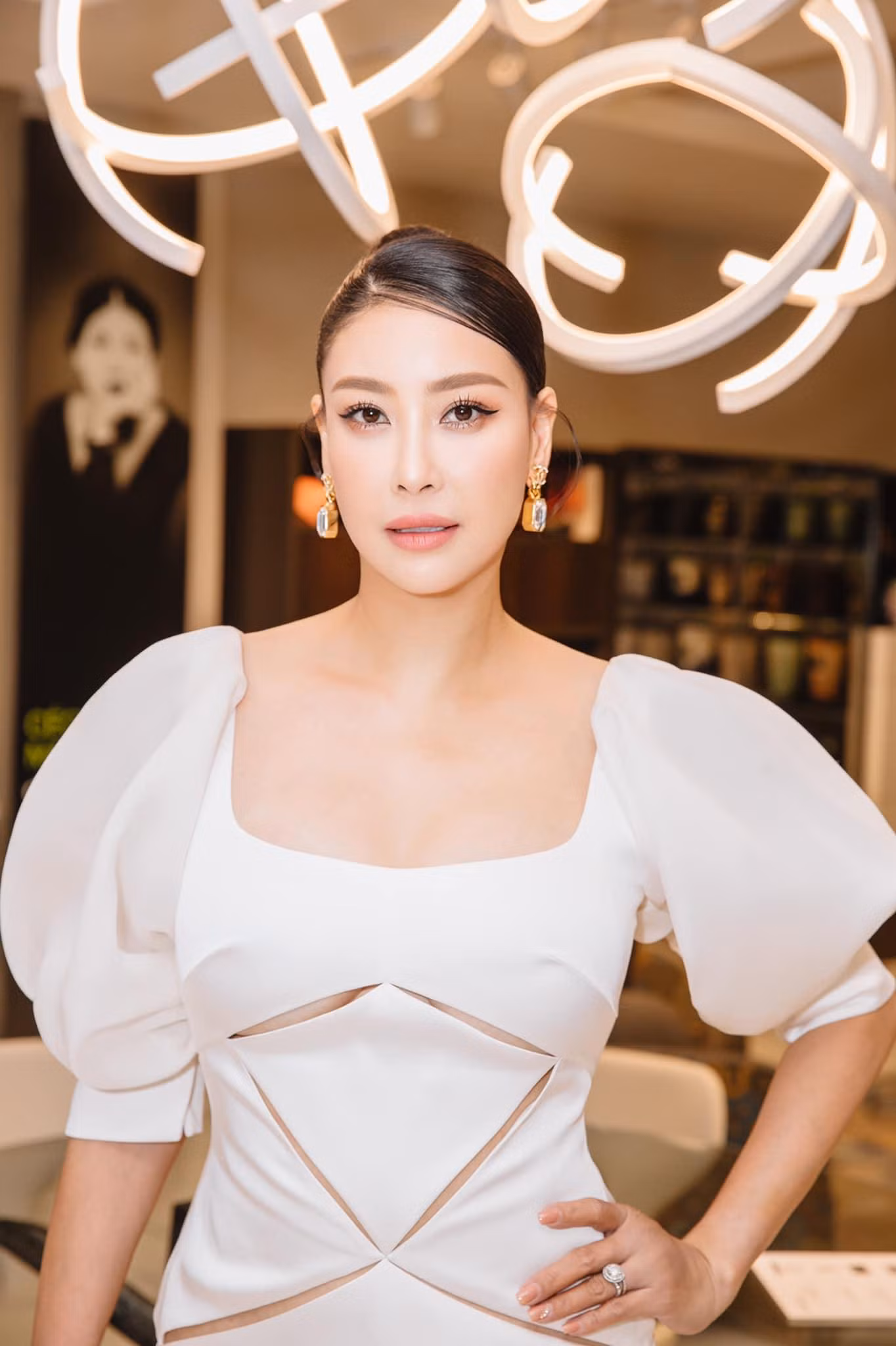 Hoa hậu Hà Kiều Anh khoe dáng ngọc ngà và quyến rũ với bộ váy trắng cut-out.