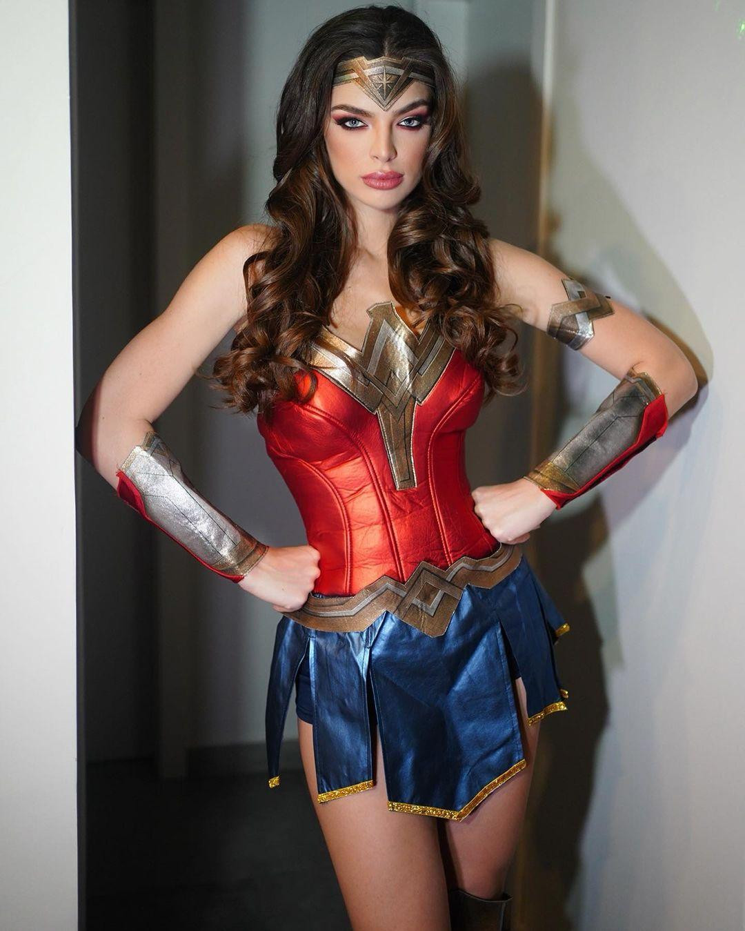 Người đẹp 22 tuổi rất đam mê với công việc kinh doanh. Cô cùng người thân đã khởi nghiệp công ty chuyên sản xuất quần áo, phụ kiện lấy cảm hứng từ văn hoá Paraguay.