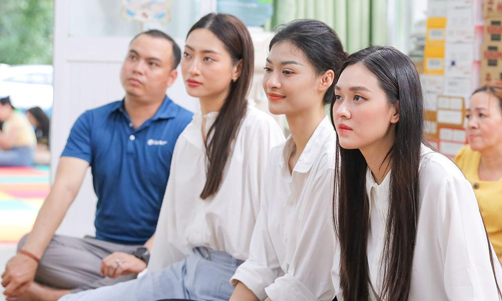 Top 3 Miss World Vietnam 2019 xúc động khi lắng nghe những câu chuyện của trung tâm. Top 3 Miss World Vietnam 2019 xúc động khi lắng nghe những câu chuyện của trung tâm.