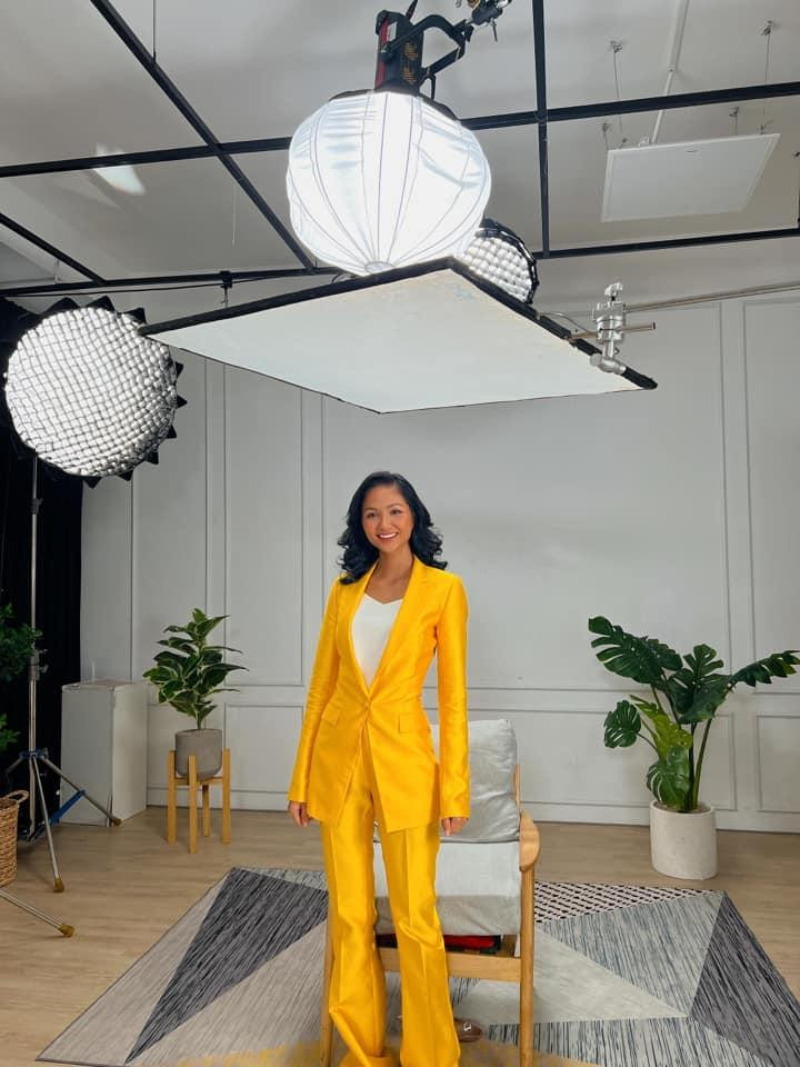 Hoa hậu H'Hen Niê nổi bật với bộ suit tông màu rực rỡ.