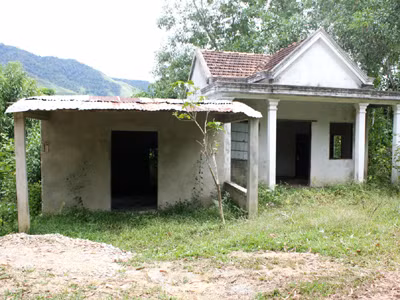 Nhà cửa đầu tư khang trang nhưng rồi bỏ hoang	Ảnh: Nguyễn Thành 