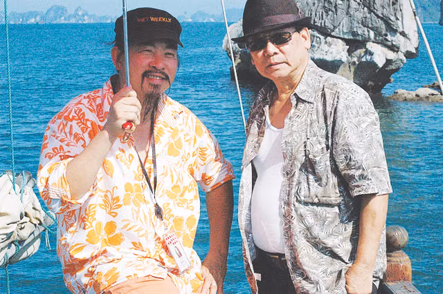 Nhà báo Nguyễn Phương Hùng (bên phải) tại Vịnh Hạ Long. Nhà báo Nguyễn Phương Hùng (bên phải) tại Vịnh Hạ Long