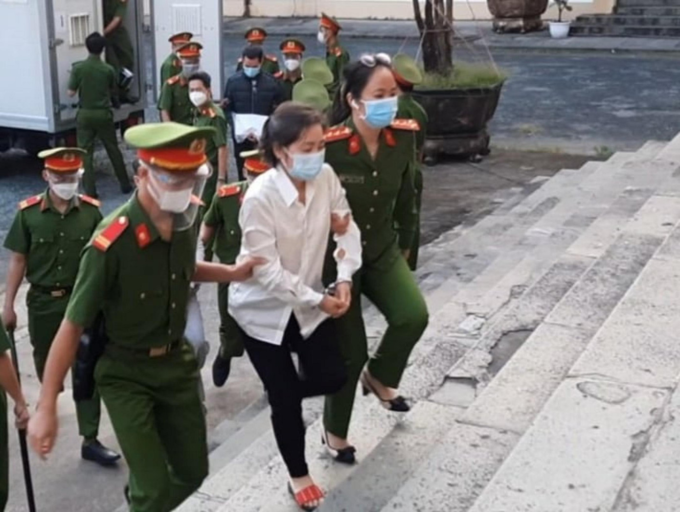 Dẫn giải nữ bị cáo trong vụ án vào tòa sáng nay.