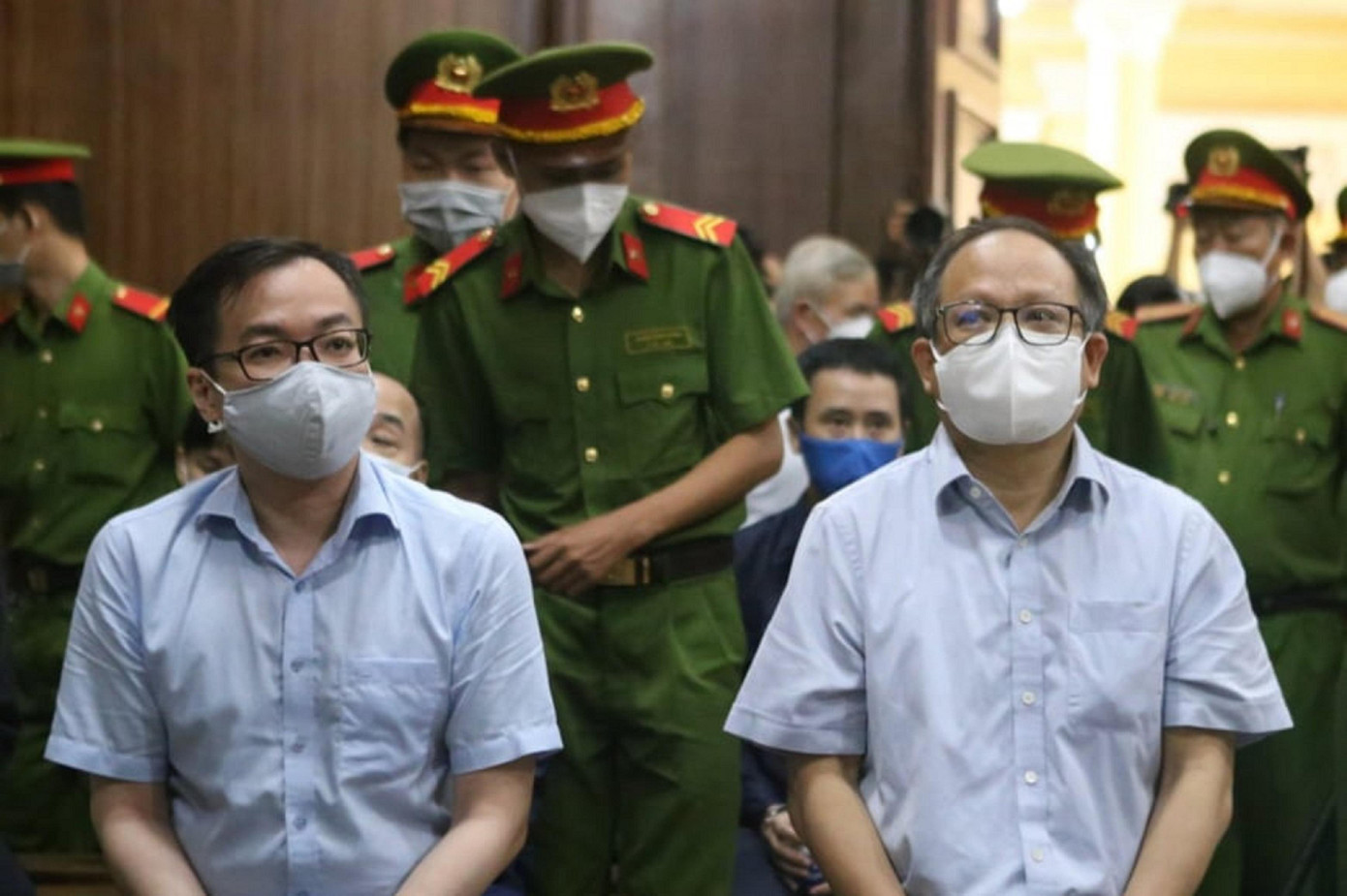 Bị cáo Tề Trí Dũng (trái) và Tất Thành Cang tại phòng xử án.