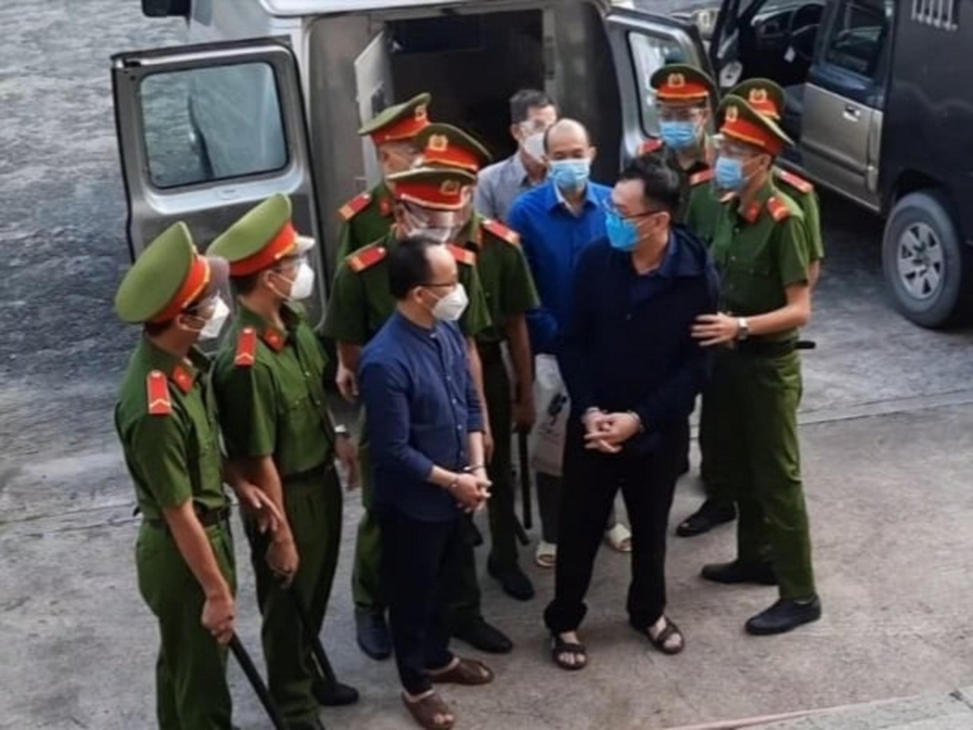 Khoảng 6h30 sáng nay, cảnh sát dẫn giải các bị cáo vào tòa án.