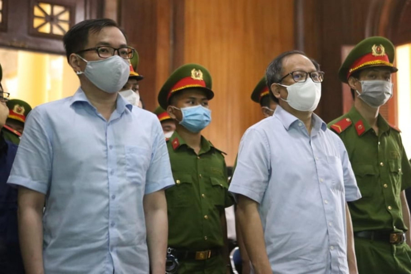 Bị cáo Tề Trí Dũng (trái) và bị cáo Tất Thành Cang tại phiên tòa. Bị cáo Tề Trí Dũng (trái) và bị cáo Tất Thành Cang tại phiên tòa.