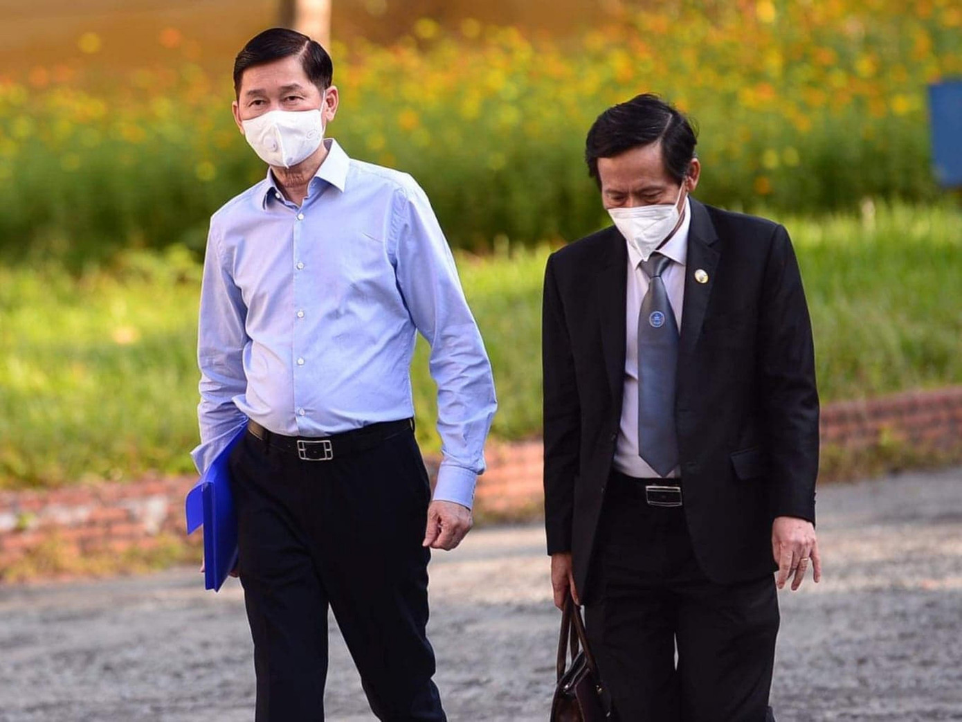 Cựu phó Chủ tịch UBND TPHCM - bị cáo Trần Vĩnh Tuyến (trái) tự đến tòa án vì đang được tại ngoại hầu tòa.