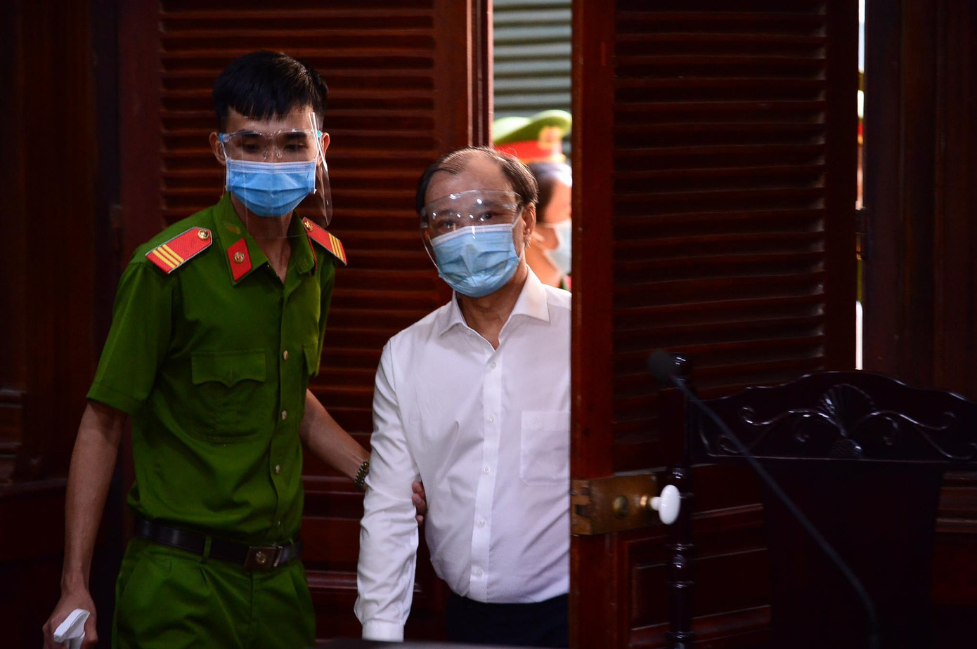 Dẫn giải cựu Tổng giám đốc SAGRI - bị cáo Lê Tấn Hùng vào phòng xử án. Dẫn giải cựu Tổng giám đốc SAGRI - bị cáo Lê Tấn Hùng vào phòng xử án.