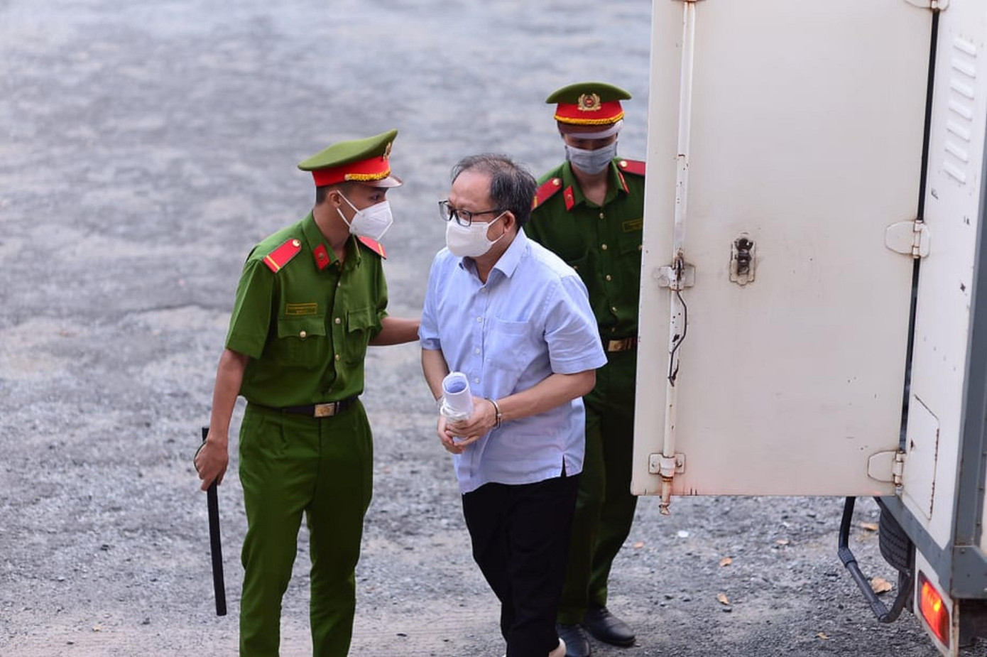 Ông Tất Thành Cang thời điểm vừa bước xuống xe cảnh sát tại sân tòa sáng nay.