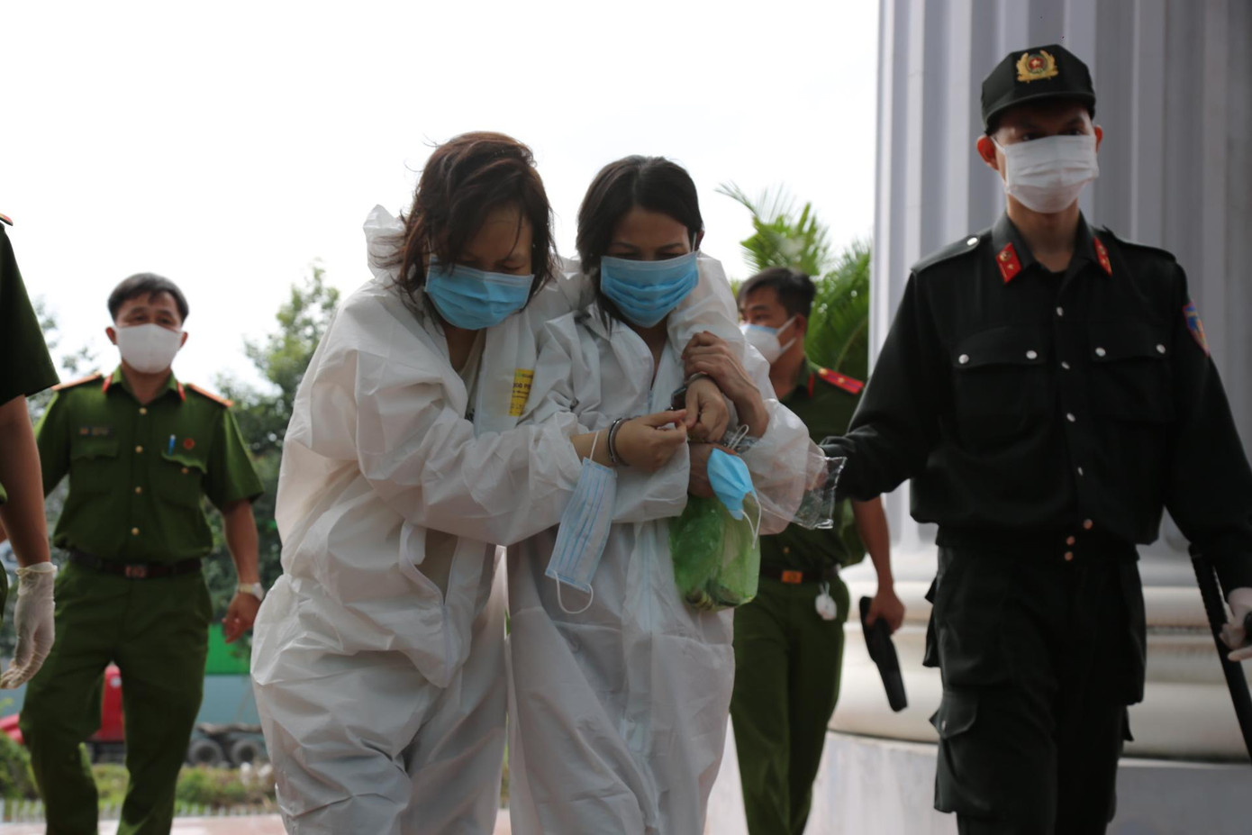 Dẫn giải bị cáo vào phòng xử. Dẫn giải bị cáo vào phòng xử.