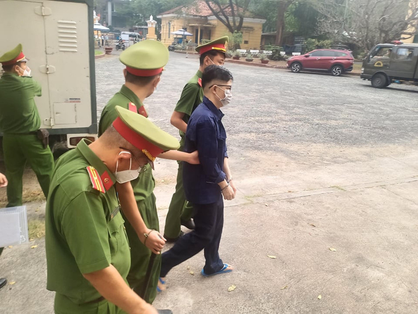 Dẫn giải bị cáo vào phòng xử.