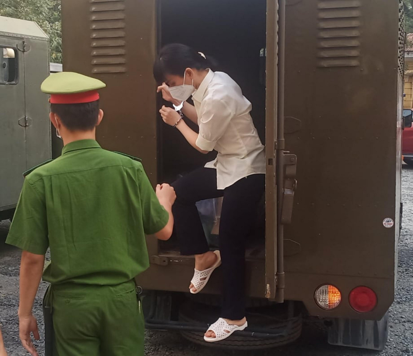 Dẫn giải nữ bị cáo đang bị tạm giam trong vụ án vào phòng xử án.