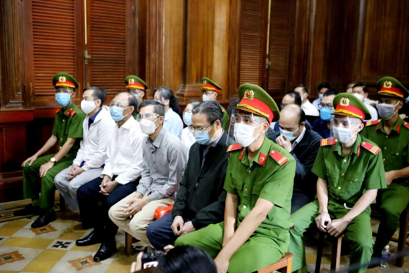 Các bị cáo tại phiên tòa sáng 6/12. Các bị cáo tại phiên tòa sáng 6/12.