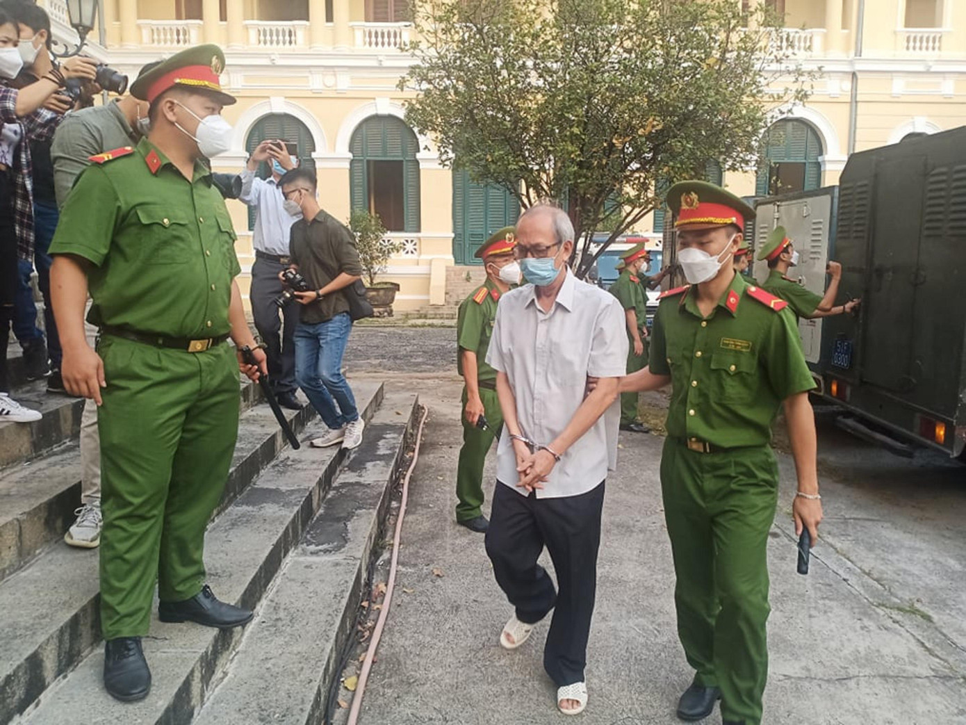 Cảnh sát dẫn giải bị cáo vào phòng xử sáng nay.