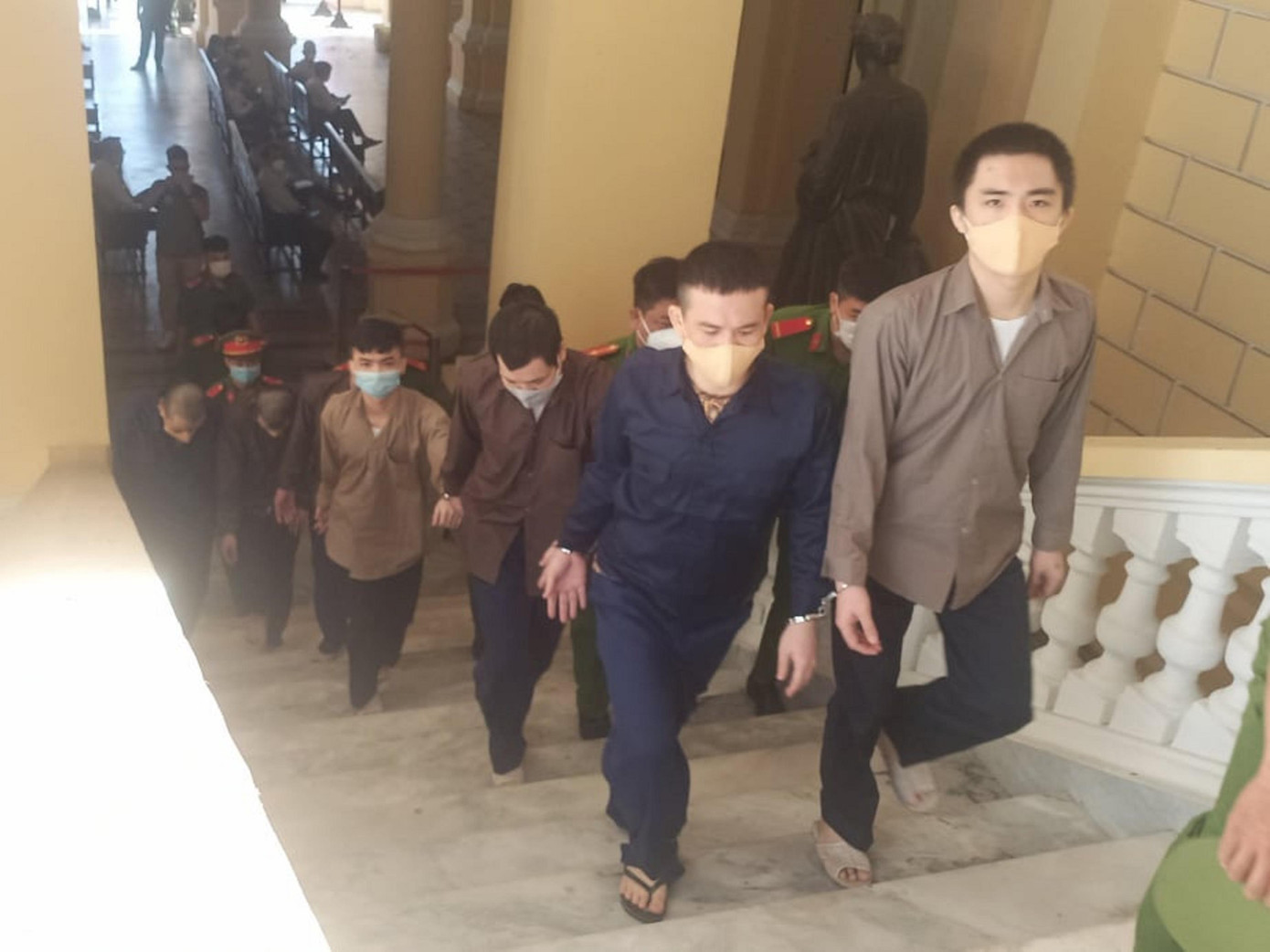 Các bị cáo trong phiên xử ngày 14/12. Ảnh: Tân Châu.