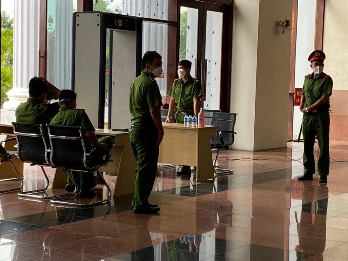 Bộ phận kiểm tra an ninh người tham dự phiên tòa. Bộ phận kiểm tra an ninh người tham dự phiên tòa.