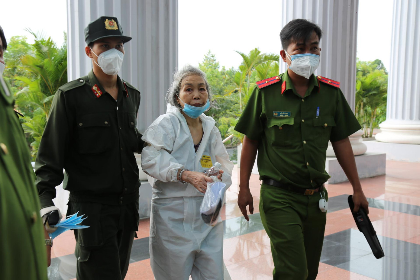 Dẫn giải bị cáo vào phòng xử. Dẫn giải bị cáo vào phòng xử.