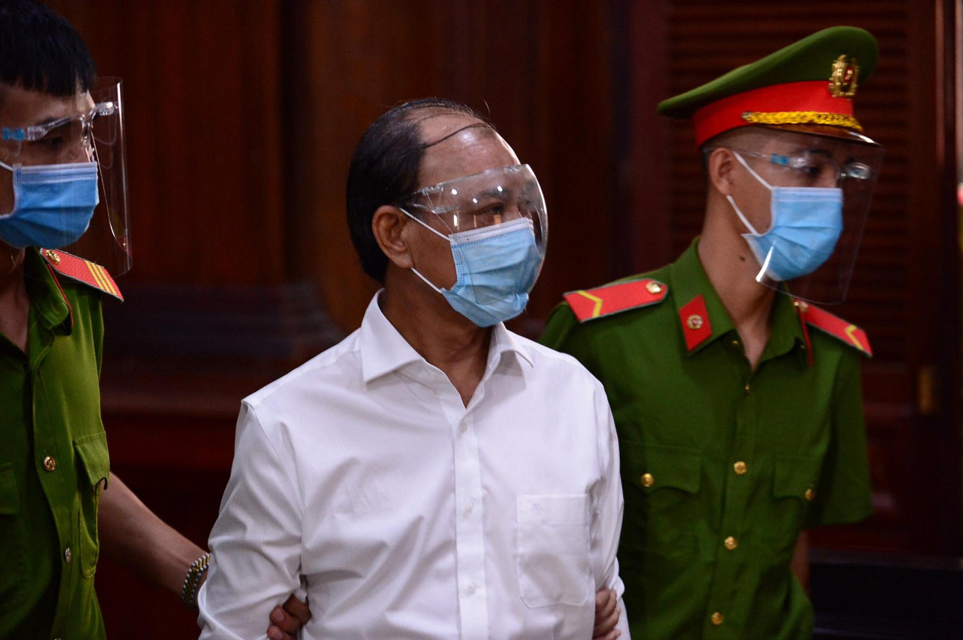 Cựu Tổng giám đốc SAGRI - Bị cáo Lê Tấn Hùng bị tuyên phạt 25 năm tù cho 2 tội danh. Cựu Tổng giám đốc SAGRI - Bị cáo Lê Tấn Hùng bị tuyên phạt 25 năm tù cho 2 tội danh.