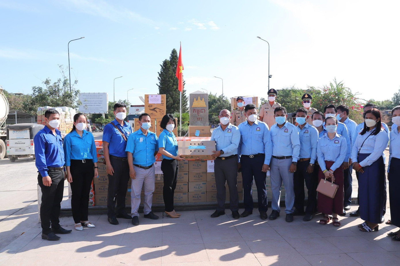 Đại diện Hội LHTN Campuchia đang trao hỗ trợ cho Hội LHTN Việt Nam