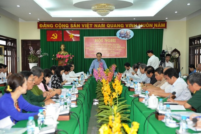 Theo ông Hà từ đầu năm đến nay, TPHCM đã liên tục xảy ra nhiều vụ việc gây bức xúc lớn trong dư luận, như tình trạng xây dựng hàng trăm căn nhà không phép tại huyện Bình Chánh, vụ lương khủng tại các doanh nghiệp công ích của TP và tình trạng bạo hành trẻ em tại các trường tư thục, nhóm trẻ. “Sai phạm lương khủng tại các doanh nghiệp công ích do chính cơ quan quản lý nhà nước phát hiện nhưng cán bộ quản lý còn phải kiểm điểm, bị xử lý; trong khi đó, vụ bạo hành trẻ em tại cơ sở Phương Anh lại do báo chí phanh phui, cho nên quận phải kiểm điểm trách nhiệm của từng cá nhân đã để xảy ra sai phạm trong quản lý”, ông Hà kiên quyết nói. 