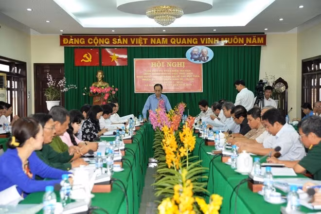 Theo ông Hà từ đầu năm đến nay, TPHCM đã liên tục xảy ra nhiều vụ việc gây bức xúc lớn trong dư luận, như tình trạng xây dựng hàng trăm căn nhà không phép tại huyện Bình Chánh, vụ lương khủng tại các doanh nghiệp công ích của TP và tình trạng bạo hành trẻ em tại các trường tư thục, nhóm trẻ. “Sai phạm lương khủng tại các doanh nghiệp công ích do chính cơ quan quản lý nhà nước phát hiện nhưng cán bộ quản lý còn phải kiểm điểm, bị xử lý; trong khi đó, vụ bạo hành trẻ em tại cơ sở Phương Anh lại do báo chí phanh phui, cho nên quận phải kiểm điểm trách nhiệm của từng cá nhân đã để xảy ra sai phạm trong quản lý”, ông Hà kiên quyết nói. 