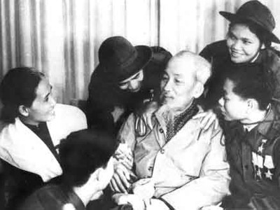 Bác Hồ với các dũng sĩ miền Nam Ảnh: Tư liệu