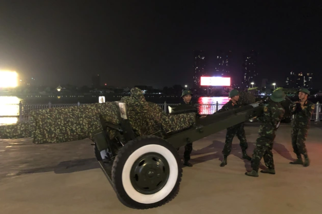 Khuya 6-4, Lữ đoàn 96 (Binh chủng Pháo binh) đã đưa 15 khẩu pháo đến công viên Bến Bạch Đằng để triển khai trận địa pháo lễ phục vụ cho Lễ kỷ niệm 50 năm Ngày Giải phóng miền Nam, thống nhất đất nước; Ảnh: LÊ VĨNH