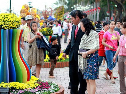 Ông Nguyễn Bá Thanh cùng vợ đi thăm con đường hoa xuân. Ông Nguyễn Bá Thanh cùng vợ đi thăm con đường hoa xuân