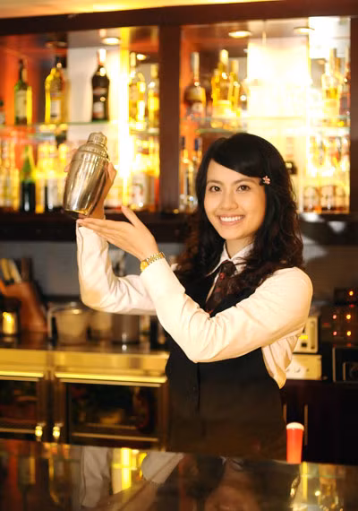 Trang cho biết để chuẩn bị cho kỳ thi tài năng trẻ, cô phải học kỹ năng múa chai, ngửi rượu, cách rót nước...