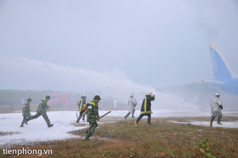 Lực lượng cứu hộ cứu nạn bao gồm bộ đội, công an lập tức tiếp cận chiếc máy bay gặp nạn